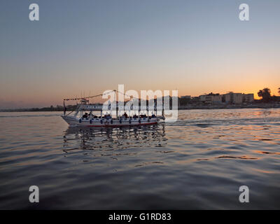 Una barca che attraversa il fiume Nilo a Luxor, Egitto Foto Stock