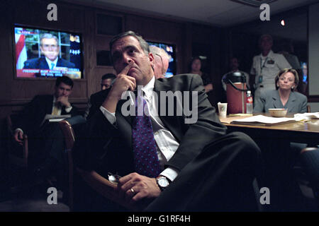Direttore della Central Intelligence George Tenet guarda la televisione del Presidente degli Stati Uniti George Bush affrontando la nazione dall'interno del Presidential Emergency Operations Center della Casa Bianca sulla scia di Al Qaeda attentati terroristici di settembre 11, 2001 a Washington, DC. Il Presidential Emergency Operations Center è il bunker sicuro-come struttura profonda sotto la Casa Bianca. Foto Stock