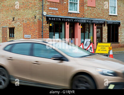 Auto passando strada chiusa per lavori stradali, Beccles, Suffolk, Inghilterra, Regno Unito Foto Stock