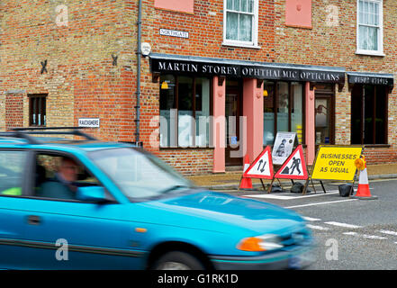 Auto passando strada chiusa - per lavori stradali - Beccles, Suffolk, Inghilterra, Regno Unito Foto Stock