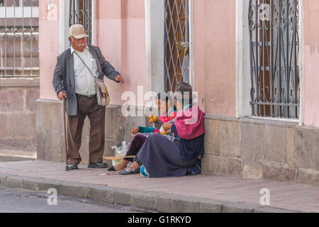 QUITO, ECUADOR, ottobre - 2015 - Tradizionale donne venditore ambulante e un uomo senior presso il centro storico di Quito, Ecuador. Foto Stock