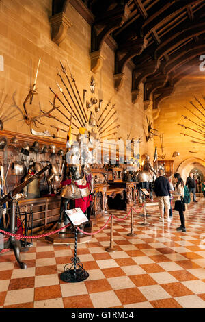 I turisti nella grande hall, il Castello di Warwick interno, Warwickshire England Regno Unito Foto Stock