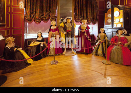 Il re Enrico VIII e i suoi sei mogli, waxworks presso il Castello di Warwick, Warwick, England Regno Unito Foto Stock