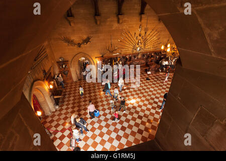 Vista interna della grande hall, il Castello di Warwick, Warwick, Warwickshire England Regno Unito Foto Stock