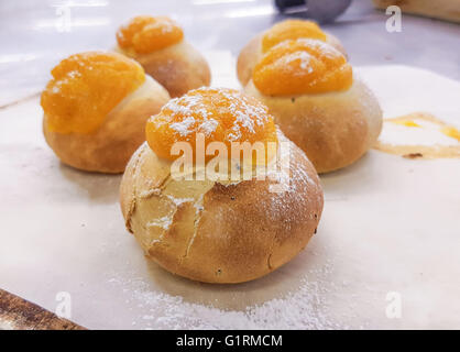 Pochi fresche, Orange, albicocca panini, direttamente dal forno Foto Stock