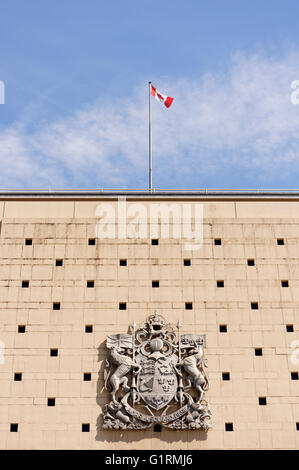 Gazzetta stemma reale del Canada sulla parte esterna del montante principale edificio per uffici nel centro cittadino di Vancouver, BC, Canada Foto Stock