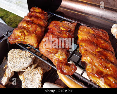 La grigliatura lombo di maiale di nervature su un barbecue a gas Foto Stock