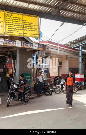 Stazione degli autobus di Kyaikto. La stazione di autobus in Myanmar. Asian fermata. Foto Stock