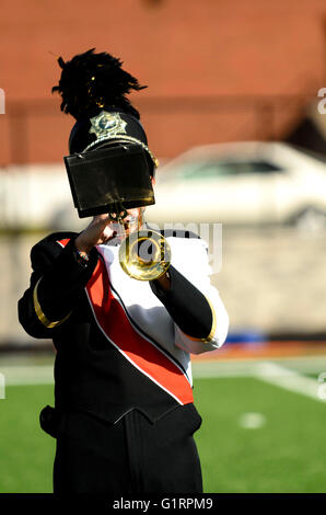 Marching Band membro suona la tromba Foto Stock