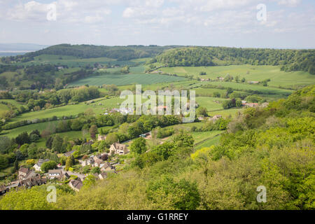 Una vista guardando a nord ovest dal monumento Tyndale attraverso North Nibley e il Cotswolds paesaggio, Gloucestershire, Inghilterra.