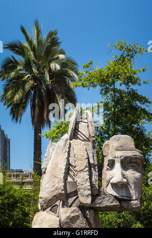 Un monumento per i popoli indigeni in Plaza de Armas in Santiago del Cile, America del Sud. Foto Stock