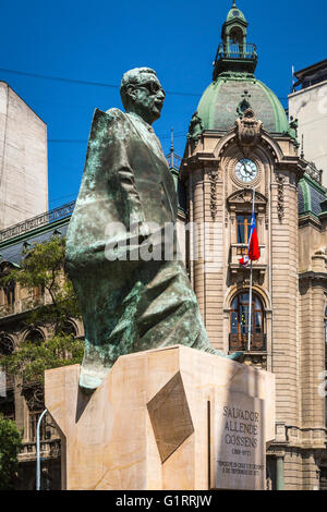 Una statua del Presidente Salvador Allende Gossens nella Piazza della Costituzione a Santiago del Cile, America del Sud. Foto Stock