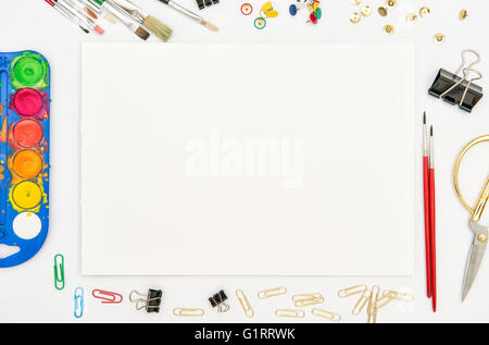 Sketchbook mock up per la pittura, la scrittura, scritte e schizzi. Acquerello, spazzole, carta e forniture d'ufficio su bianco backgrou Foto Stock