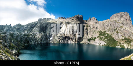 Lago di montagna Lac de Capitello circondato da facce ripide, Restonica alta valle, Corte, Haute-Corse, Corsica, Francia Foto Stock