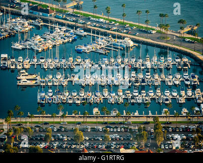 Barche a vela in porto, Downtown Long Beach Marina, Long Beach, nella contea di Los Angeles, California, Stati Uniti d'America Foto Stock