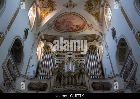 Organo e soffitto affrescato della chiesa del monastero Ursberg, francescano san Giuseppe Congregazione, interno, Ursberg, Bavaria Foto Stock