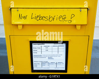 Il simbolismo, umorismo, divertente, amore, letterbox giallo con la scritta 'amore solo lettere', posta federale, Germania Foto Stock