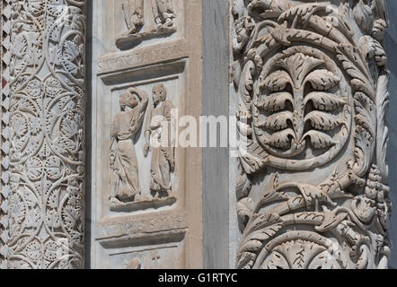Le colonne in marmo presso il portale principale con motivi floreali e scene della vita di San Giovanni Battista, il Battistero di San Giovanni Foto Stock
