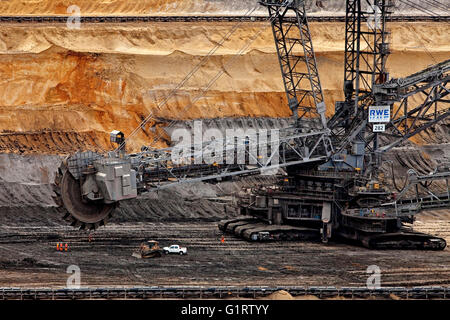 Benna escavatori gommati 282 in Inden miniera a cielo aperto, estrazione della lignite, Inden, Rhenish lignite area mineraria, Renania settentrionale-Vestfalia Foto Stock