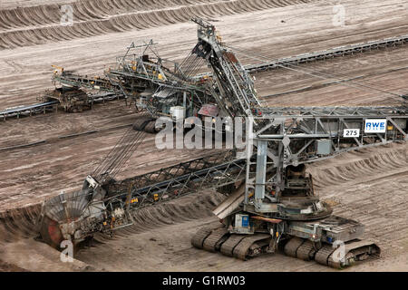 Benna escavatori gommati 275 in Inden miniera a cielo aperto, estrazione della lignite, Inden, Rhenish lignite area mineraria, Renania settentrionale-Vestfalia Foto Stock