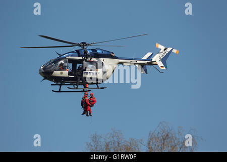 Salvatore di altezza dei vigili del fuoco di Wiesbaden pratica con l'elicottero della polizia squadron Hesse, elicottero Airbus CE 145 Foto Stock