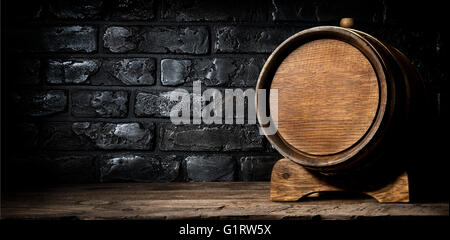 Botte di legno e muro fatto di mattoni Foto Stock