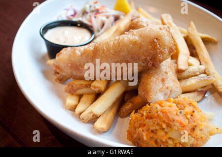 Un bellissimo preparato pesce e patatine platter, completare con coleslaw, clapshot e in casa salsa tartara. Foto Stock