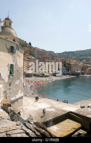 Camogli piccolo villaggio di pescatori località turistica sul lato ovest della penisola di Portofino, Golfo Paradiso Riviera di Foto Stock