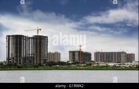 Alto edificio di costruzione impiegando moderni metodi di costruzione Foto Stock