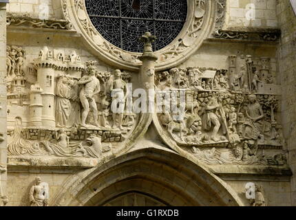 AJAXNETPHOTO. 23RD SEPT, 2013. MAILLY MAILLET, Francia. - Xvi secolo la chiesa - SCLUPTURE sopra il portale principale della st.Pietro Chiesa nella Somme regione della Piccardia costruito durante il regno di JEAN III, dietro le linee britanniche nel 1916 Battaglia delle Somme offensivo. Foto:JONATHAN EASTLAND/AJAX REF:D132309 3514 Foto Stock