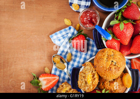 La prima colazione con fatti in casa muffin alla carota, marmellata, caffè e fragole fresche Foto Stock