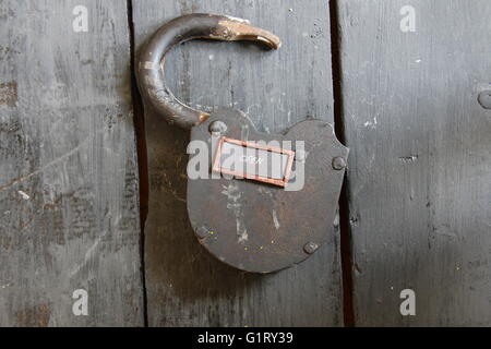 Aprire il segno e il vecchio lucchetto Foto Stock