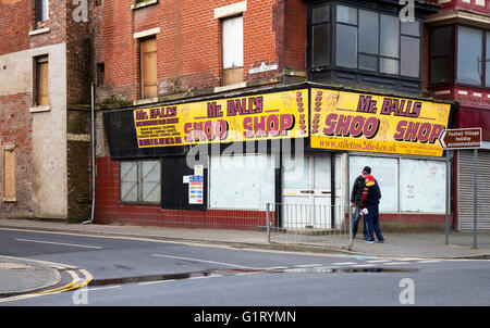 Negozi chiusi, commercio cessato, e proprietà in declino, Street a Blackpool, Lancashire, Regno Unito Foto Stock