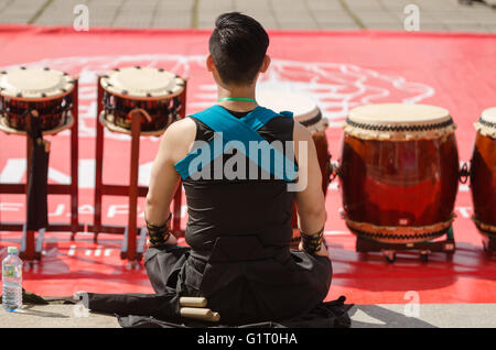 Taiko giapponese artista si siede sul pavimento Foto Stock