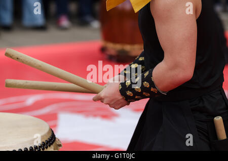 Artista giapponese giocando sui tradizionali tamburi taiko Foto Stock