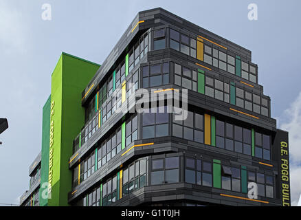 G E Fogg Edificio, Queen Mary University di Londra. Un 1960 edificio di cemento con il nuovo rivestimento incorporante i pannelli solari Foto Stock