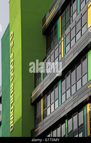 G E Fogg Edificio, Queen Mary University di Londra. Un 1960 edificio di cemento con il nuovo rivestimento incorporante i pannelli solari Foto Stock