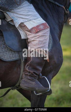 Horse rider gamba boot in sella in cuoio dettagli closeup Foto Stock
