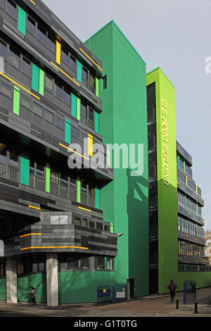 G E Fogg Edificio, Queen Mary University di Londra. Un 1960 edificio di cemento con il nuovo rivestimento incorporante i pannelli solari Foto Stock