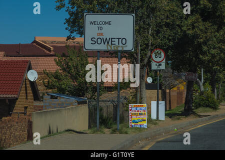 Il sobborgo di Johannesburg di Soweto è una miscela di nuove case pubbliche e povere abitazioni Foto Stock