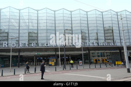 ROTTERDAM, OLANDA-Maggio 18, gente camminare al backsite del nuovo costruire la stazione centrale di Rotterdam il 18 maggio 2016 in Rotterrdam Foto Stock