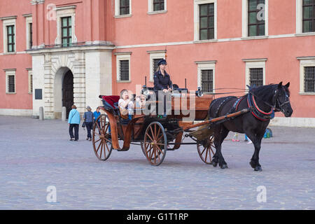 Carro trainato da cavalli attraversa la piazza del Castello di Varsavia, Polonia Foto Stock