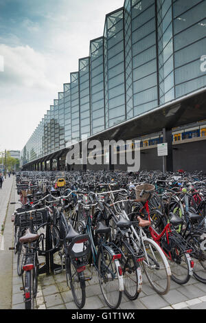 ROTTERDAM, OLANDA-Maggio 18, nuova bicicletta dello spazio di archiviazione per migliaia di biciclette presso l'backsite di nuova generazione alla stazione centrale di Rotterdam o Foto Stock