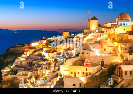 Oia di notte, Santorini, Grecia Foto Stock