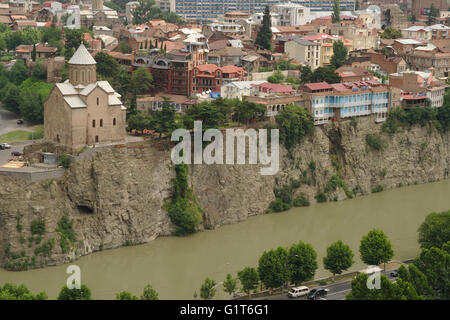 Tbilisi, Chiesa di Metekhi in Avlabari visto dalla fortezza di Nariqala, Georgia Foto Stock