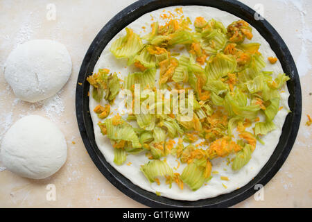 Preparazione impasto pizza Foto Stock