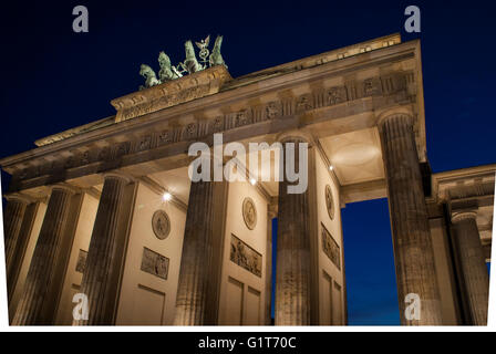 Vista notturna in Branderburger Tor (la porta di Brandeburgo a Berlino, Germania Foto Stock