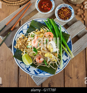 Pad Thai con frutti di mare. Thailandia noodle piatto Foto Stock