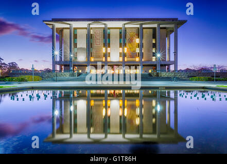 Biblioteca nazionale di Australia al crepuscolo Foto Stock