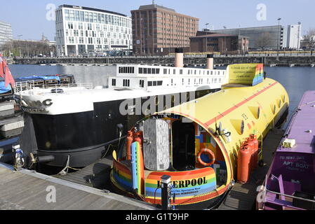 Varie chiatte e battelli da diporto ormeggiata a Albert Dock, Liverpool, in Inghilterra, Regno Unito Foto Stock